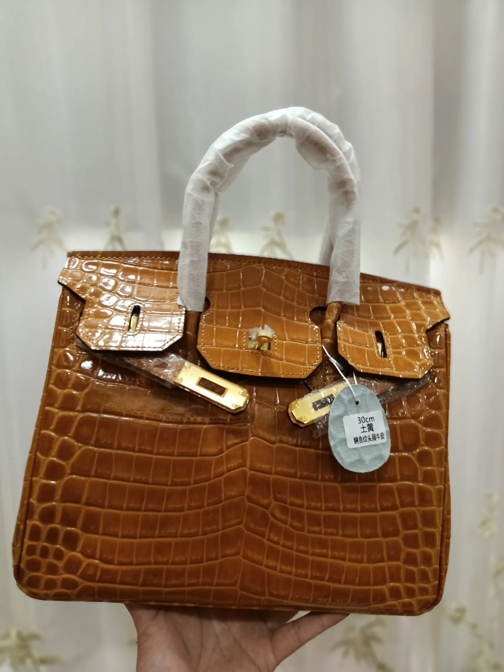 Hot model debuts, price has been adjusted💰800/380/360💥Hermes/Hermes💥Official classic production💋Platinum crocodile pattern💋Original quality coming👉Using imported crocodile pattern cowhide , with pure 24k original hardware💎Size: large 35*25*18cm/medium 30*22*16cm/small 25* 20*14cm👛Excellent workmanship👏👏Legendary slow work and careful work💓Real pictures taken💓Classic beauty worth owning💃🏻💃🏻💃🏻