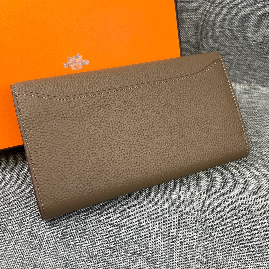 Hermes Constance p270💰 Hermes model: 539 silver buckle togo leather size: 22*11cm 🇫🇷Overseas🇫🇷Imported Togo cowhide, soft and comfortable to the touch. The original replica is matched with gold hardware and has the original OEM code inside. It is exquisite and elegant, and the oil edges are straight and smooth🎈There are two large note slots, a zipper pocket, and 12 card slots inside🚚