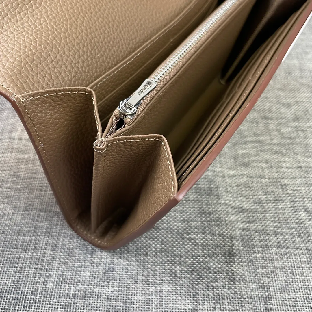Hermes Constance p270💰 Hermes model: 539 silver buckle togo leather size: 22*11cm 🇫🇷Overseas🇫🇷Imported Togo cowhide, soft and comfortable to the touch. The original replica is matched with gold hardware and has the original OEM code inside. It is exquisite and elegant, and the oil edges are straight and smooth🎈There are two large note slots, a zipper pocket, and 12 card slots inside🚚