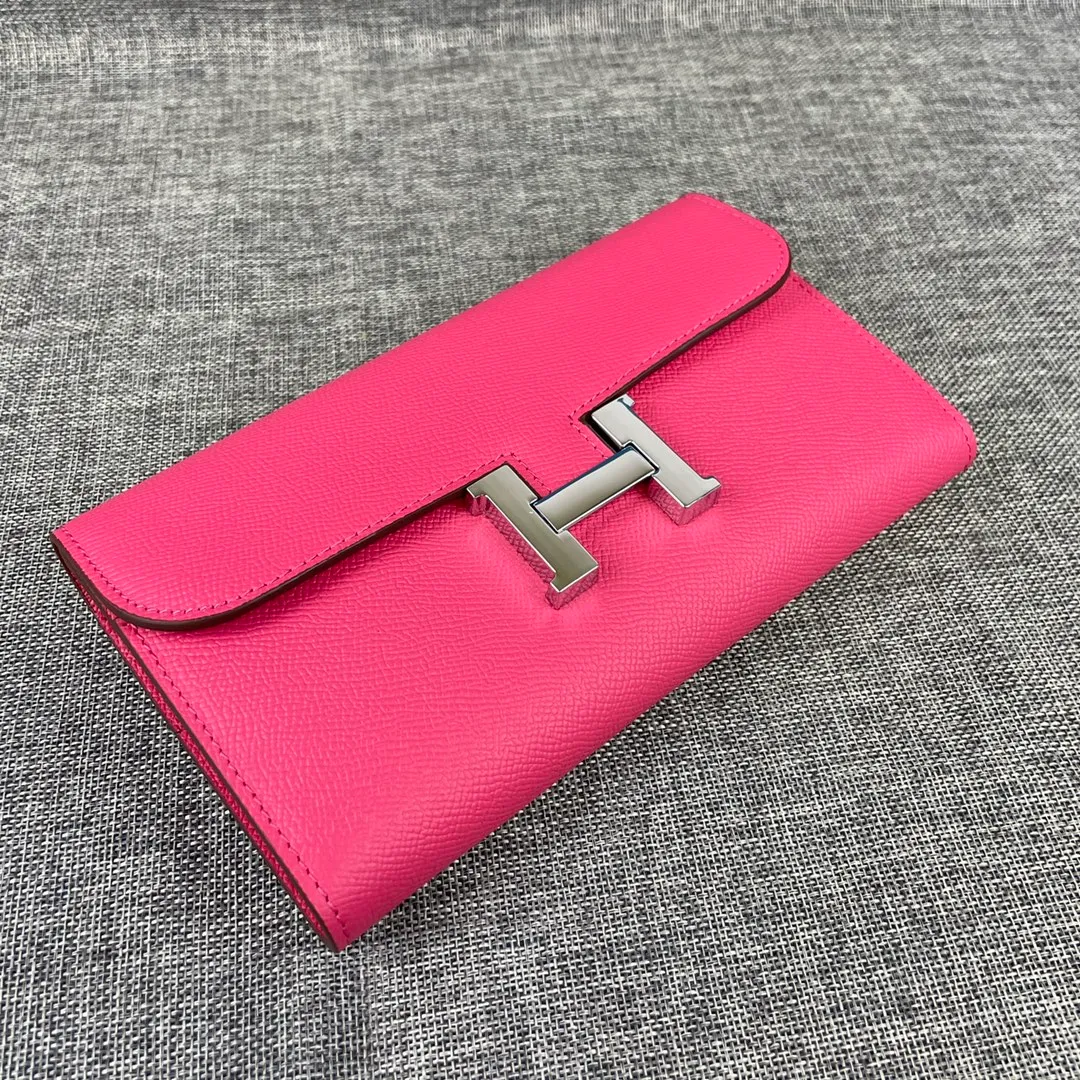 Hermes Constance original order p290💰 Model: 539 palm print silver buckle size: 22*11cm Hermes🇫🇷overseas🇫🇷 imported cowhide, soft and comfortable to the touch. Counter version, OEM code inside, original replica with gold hardware, exquisite and elegant, oil edge is straight and smooth🎈There are two large note slots, a zipper pocket, and 12 card slots🚚