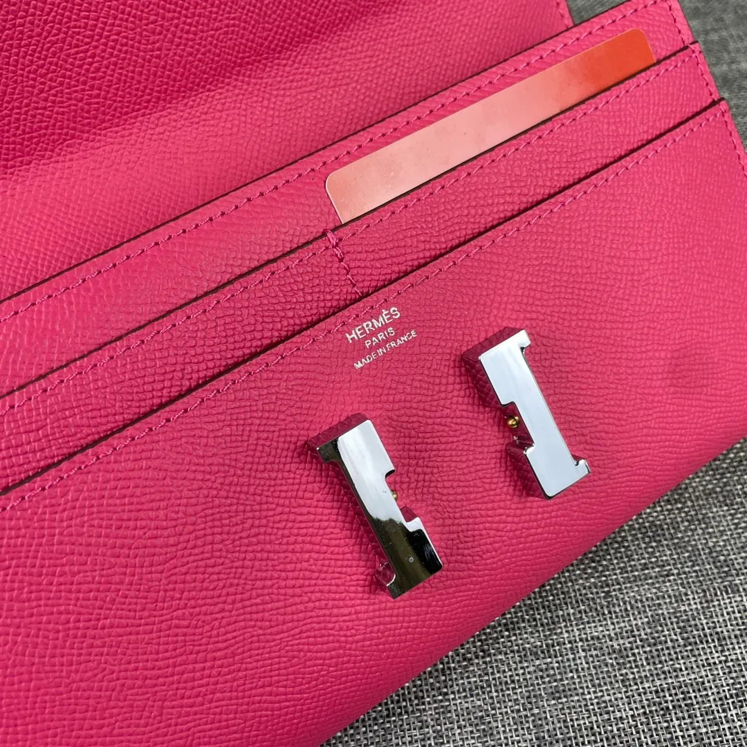 Hermes Constance original order p290💰 Model: 539 palm print silver buckle size: 22*11cm Hermes🇫🇷overseas🇫🇷 imported cowhide, soft and comfortable to the touch. Counter version, OEM code inside, original replica with gold hardware, exquisite and elegant, oil edge is straight and smooth🎈There are two large note slots, a zipper pocket, and 12 card slots🚚
