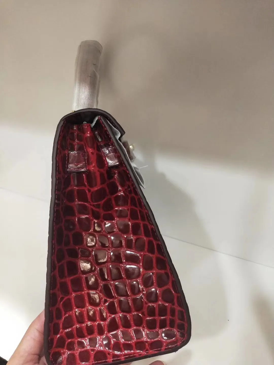 Batch 50cmP640, 28cmP680💅💅🎈Hermes 🎈Hermes 😱Classic Kelly crocodile pattern Original first-layer cowhide leather inner sheepskin [strong] Original steel hardware Selected crocodile pattern Exquisite workmanship Detailed quality depends on the real thing and the picture Original workmanship Comes with a long shoulder strap Reasonable price Classic coming [Seduce] The picture above must sell [Victory] Size: 25×20×10cm, 28×23×13cm