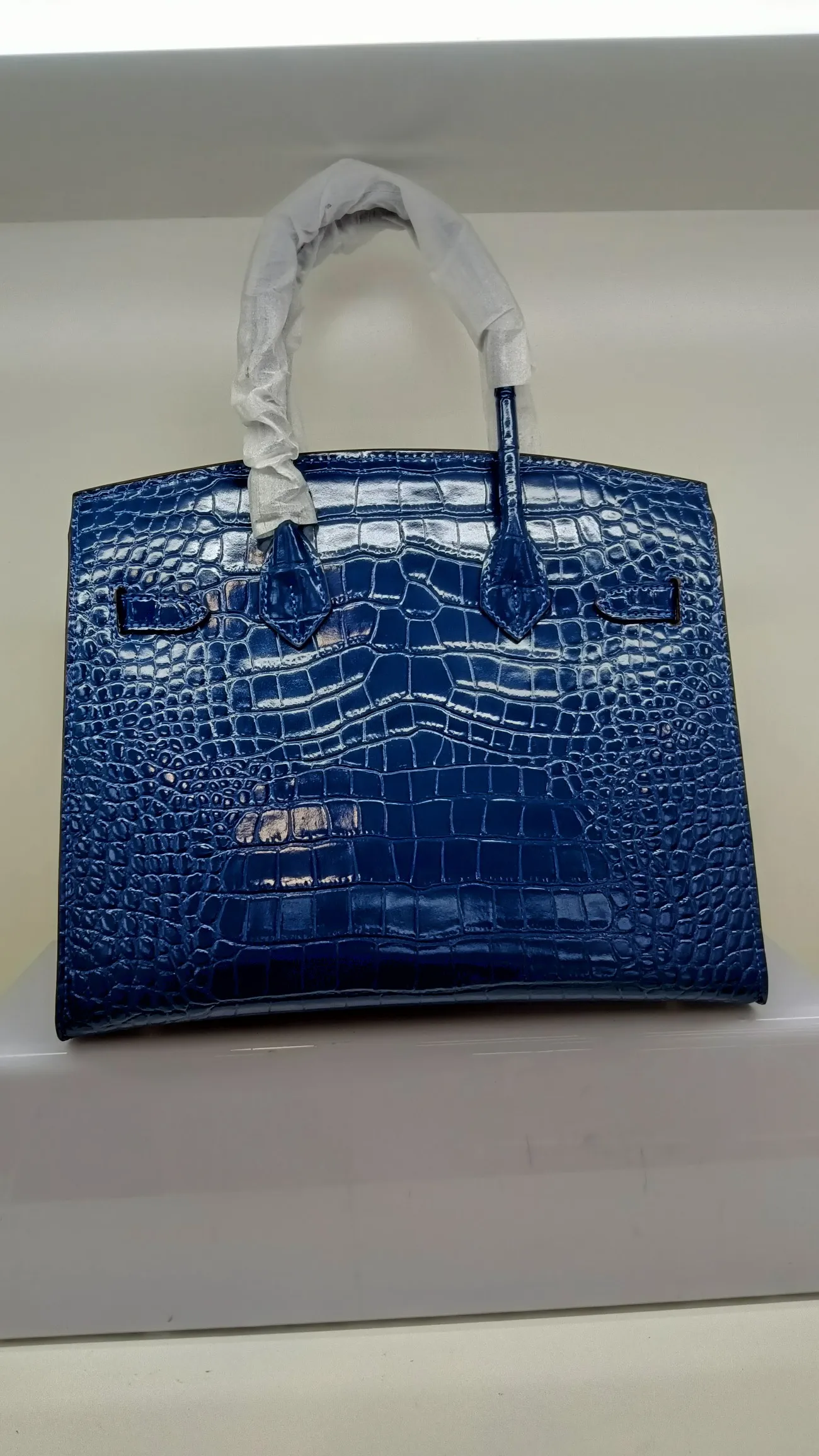 760💰 Crocodile pattern cowhide with oil edges: picture color, blue, no holes, with long shoulder strap, size 30X13X26cm