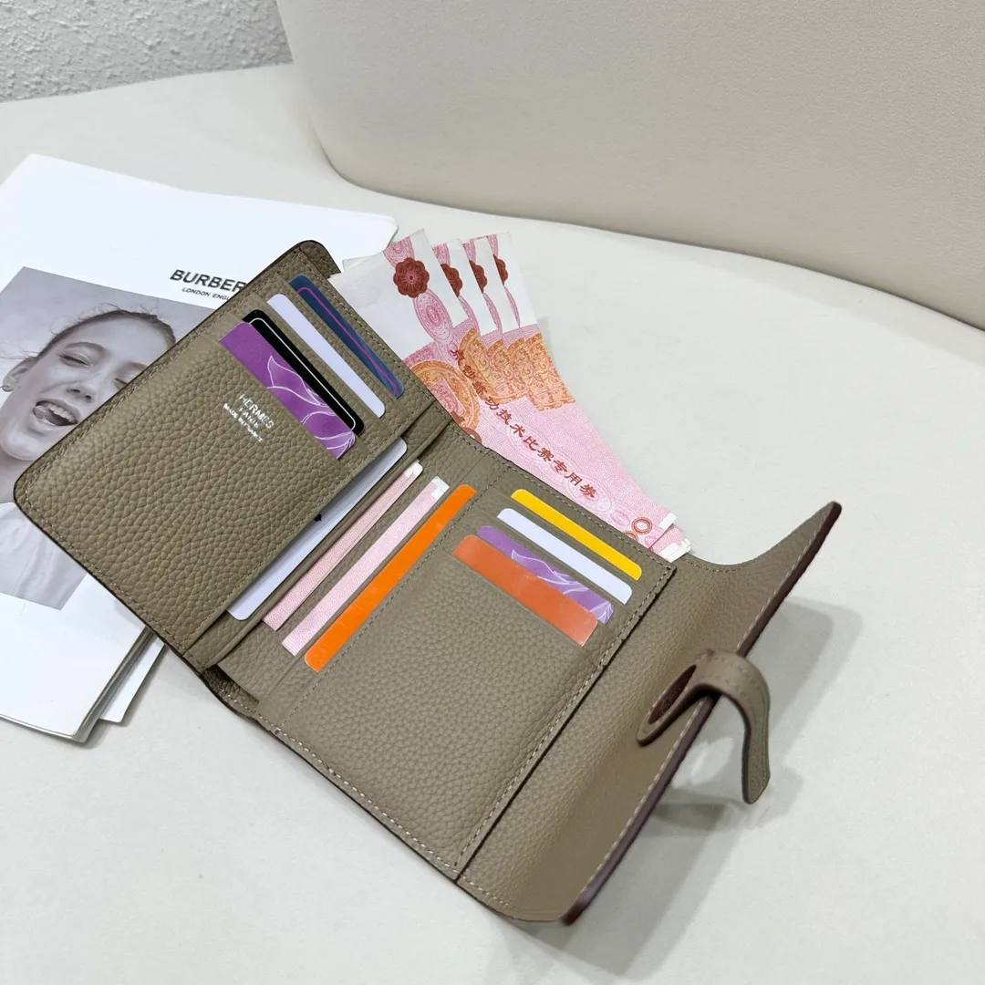 [Hermes new wallet]💰250 Model: H230 silver buckle Dimensions: length 13.5x width 10.5x thickness 2.5 cm Made of togo calf leather, equipped with 10 card slots, 1 banknote pocket, palladium-plated lock buckle, exquisite and perfect workmanship, original OEM code inside