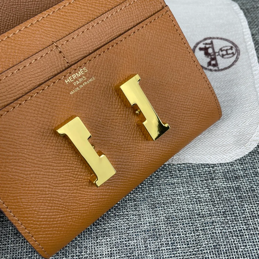 Hermes Constance p250💰 Model: 537 palm pattern gold buckle size: 13*11.8cm. Hermes🇫🇷overseas🇫🇷Imported T palm pattern cowhide, soft and comfortable to the touch. The original replica is matched with gold hardware, exquisite and elegant, and has the original OEM code inside. The oil edges are straight and smooth🎈There are two cash slots, a zipper pocket, and 3 card slots inside🚚