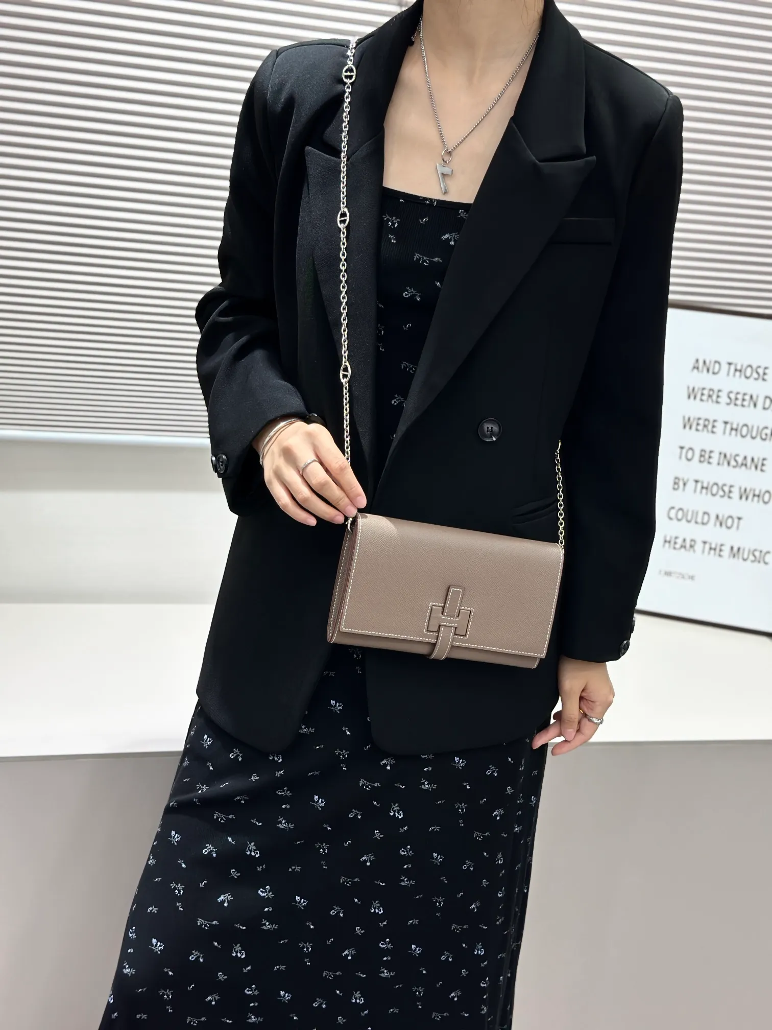 HERMES official website new model 💰330 New H Passant Toutenmainte Epsom calfskin long wallet Model: 951-1 chain style ⛓️‍💥 - Sheath "H passant" opening and closing - Zipper coin purse - Pocket with original OEM code inside - Can store passport or large-size mobile phone Metal texture: palladium plated Dimensions: length 20.8 × width 12.4 × thickness 2.7 cm