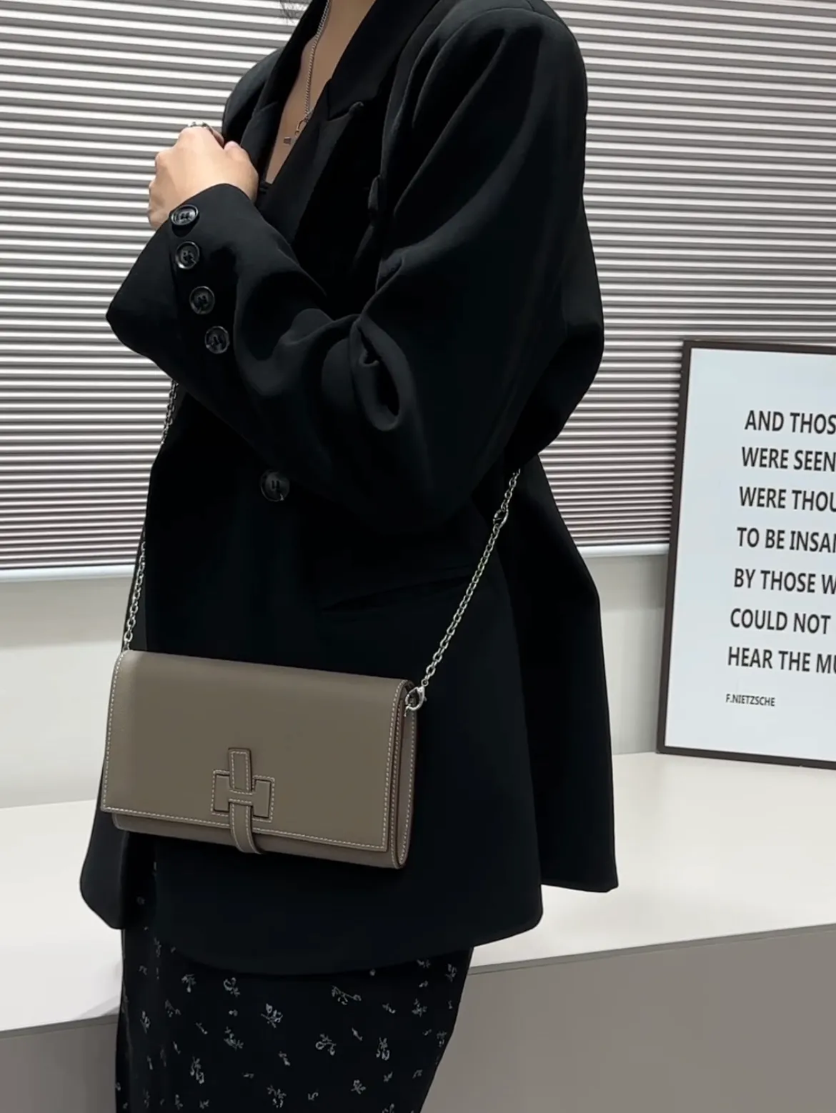 HERMES official website new model 💰330 New H Passant Toutenmainte Epsom calfskin long wallet Model: 951-1 chain style ⛓️‍💥 - Sheath "H passant" opening and closing - Zipper coin purse - Pocket with original OEM code inside - Can store passport or large-size mobile phone Metal texture: palladium plated Dimensions: length 20.8 × width 12.4 × thickness 2.7 cm