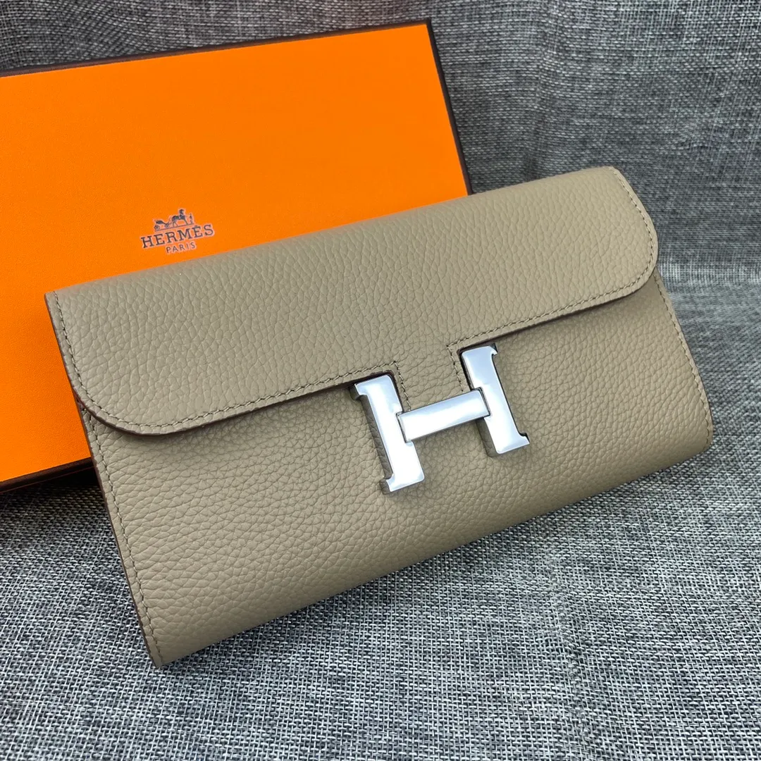 Hermes Constance p270💰 Hermes model: 539 silver buckle togo leather size: 22*11cm 🇫🇷Overseas🇫🇷Imported Togo cowhide, soft and comfortable to the touch. The original replica is matched with gold hardware and has the original OEM code inside. It is exquisite and elegant, and the oil edges are straight and smooth🎈There are two large note slots, a zipper pocket, and 12 card slots inside🚚