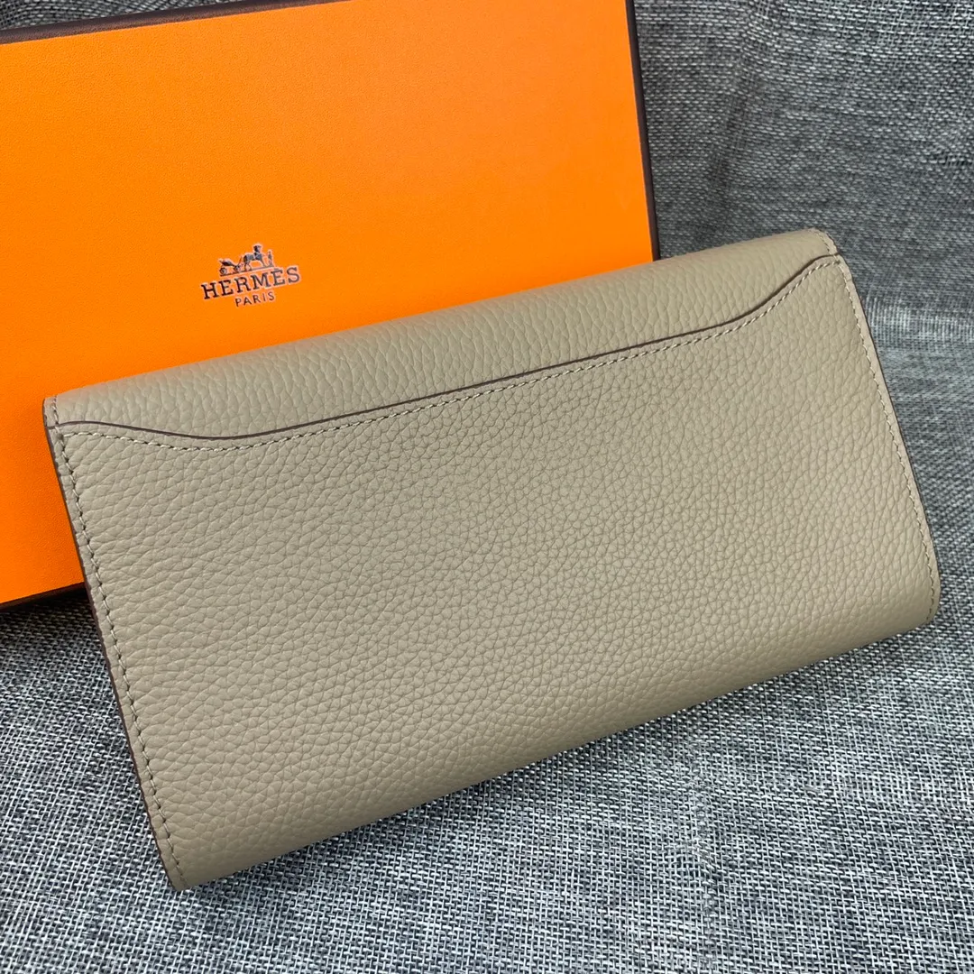 Hermes Constance p270💰 Hermes model: 539 silver buckle togo leather size: 22*11cm 🇫🇷Overseas🇫🇷Imported Togo cowhide, soft and comfortable to the touch. The original replica is matched with gold hardware and has the original OEM code inside. It is exquisite and elegant, and the oil edges are straight and smooth🎈There are two large note slots, a zipper pocket, and 12 card slots inside🚚
