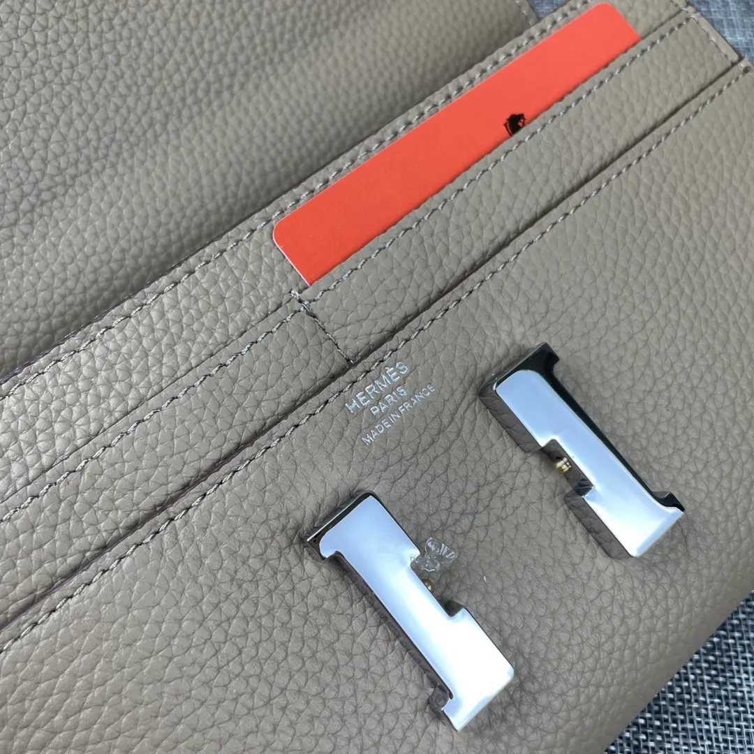 Hermes Constance p270💰 Hermes model: 539 silver buckle togo leather size: 22*11cm 🇫🇷Overseas🇫🇷Imported Togo cowhide, soft and comfortable to the touch. The original replica is matched with gold hardware and has the original OEM code inside. It is exquisite and elegant, and the oil edges are straight and smooth🎈There are two large note slots, a zipper pocket, and 12 card slots inside🚚