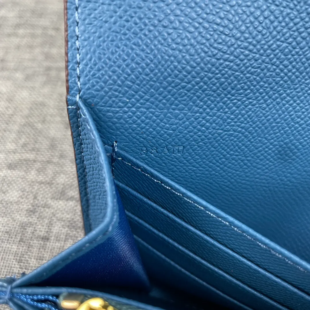 Hermes Constance Original Order p290💰 Model: 539 Palm Pattern Gold Buckle Size: 22*11cm Hermes🇫🇷Overseas🇫🇷Imported cowhide, soft and comfortable to the touch. Counter version, OEM code inside, original replica with gold hardware, exquisite and elegant, oil edge is straight and smooth🎈There are two large note slots, a zipper pocket, and 12 card slots🚚