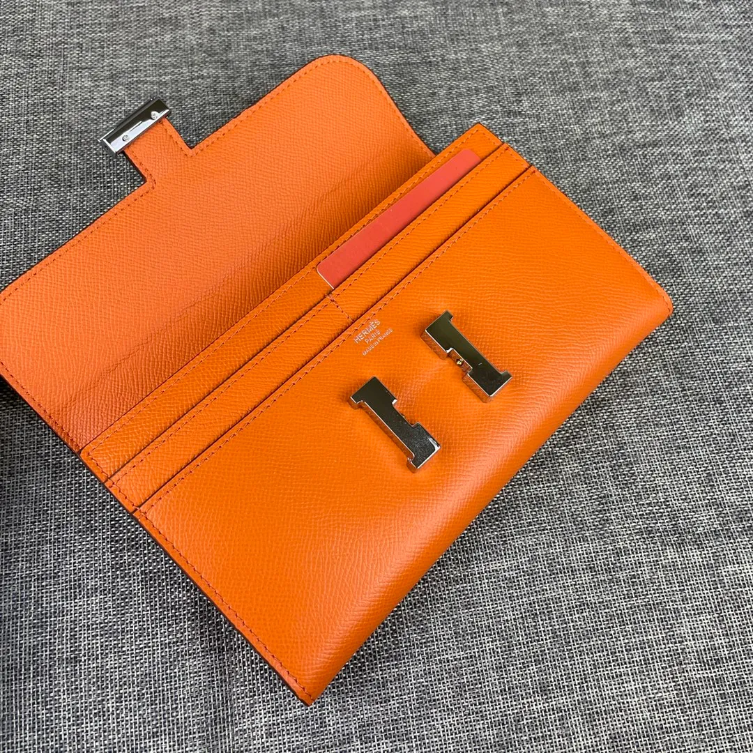 Hermes Constance original order p290💰 Model: 539 palm print silver buckle size: 22*11cm Hermes🇫🇷overseas🇫🇷 imported cowhide, soft and comfortable to the touch. Counter version, OEM code inside, original replica with gold hardware, exquisite and elegant, oil edge is straight and smooth🎈There are two large note slots, a zipper pocket, and 12 card slots🚚
