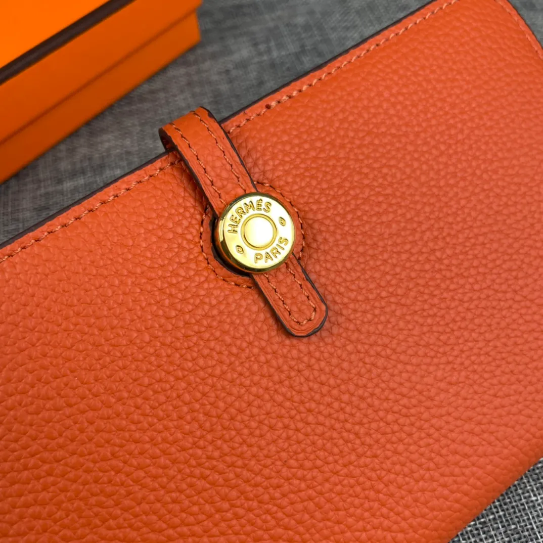 Original quality, p300💰 Hermès Dogon Duo detachable wallet Model: 533 gold buckle Made of Togo calfskin, with original OEM code inside💄 Exquisite workmanship, 8 card slots, 1 bill pocket, 2 extra pockets, a detachable coin purse and palladium-plated saddle nail lock Size: 20.1cm*12.5cm