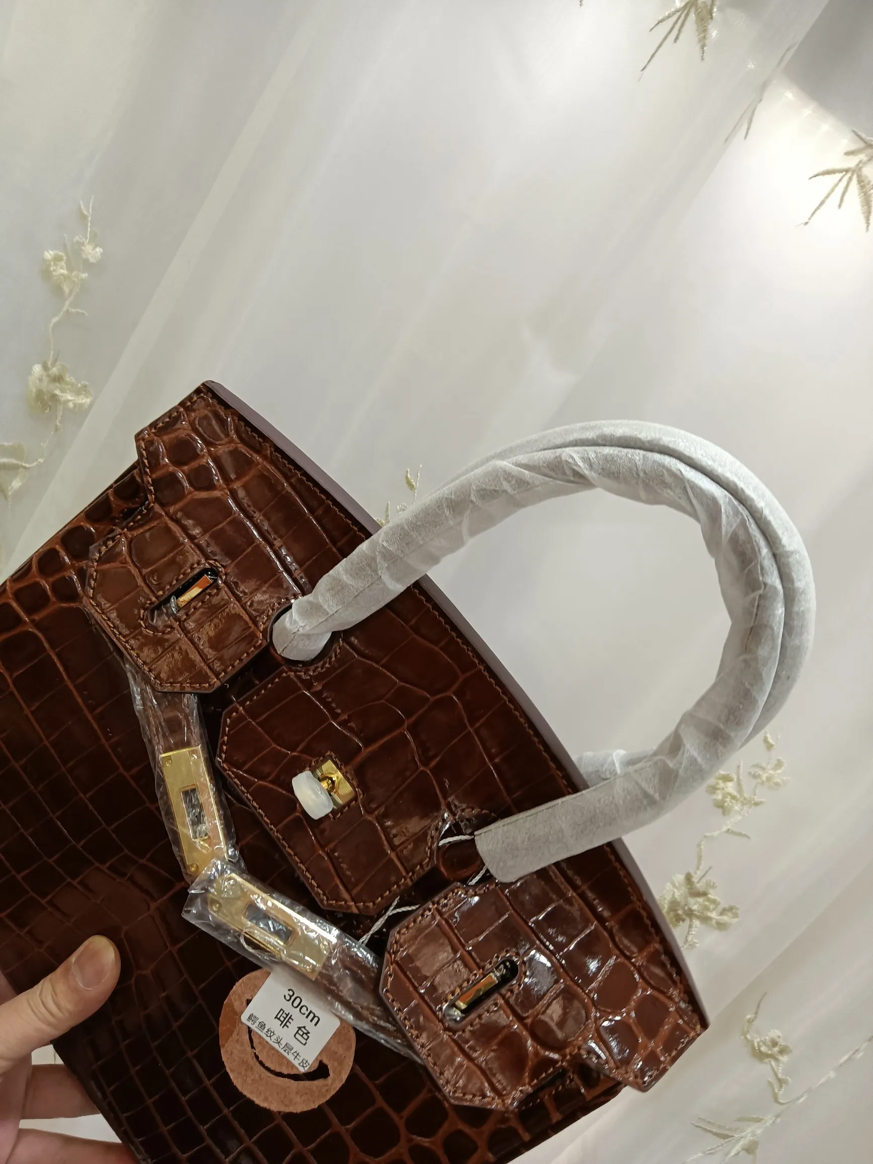 Hot model debuts, price has been adjusted💰800/380/360💥Hermes/Hermes💥Official classic production💋Platinum crocodile pattern💋Original quality coming👉Using imported crocodile pattern cowhide , with pure 24k original hardware💎Size: large 35*25*18cm/medium 30*22*16cm/small 25* 20*14cm👛Excellent workmanship👏👏Legendary slow work and careful work💓Real pictures taken💓Classic beauty worth owning💃🏻💃🏻💃🏻