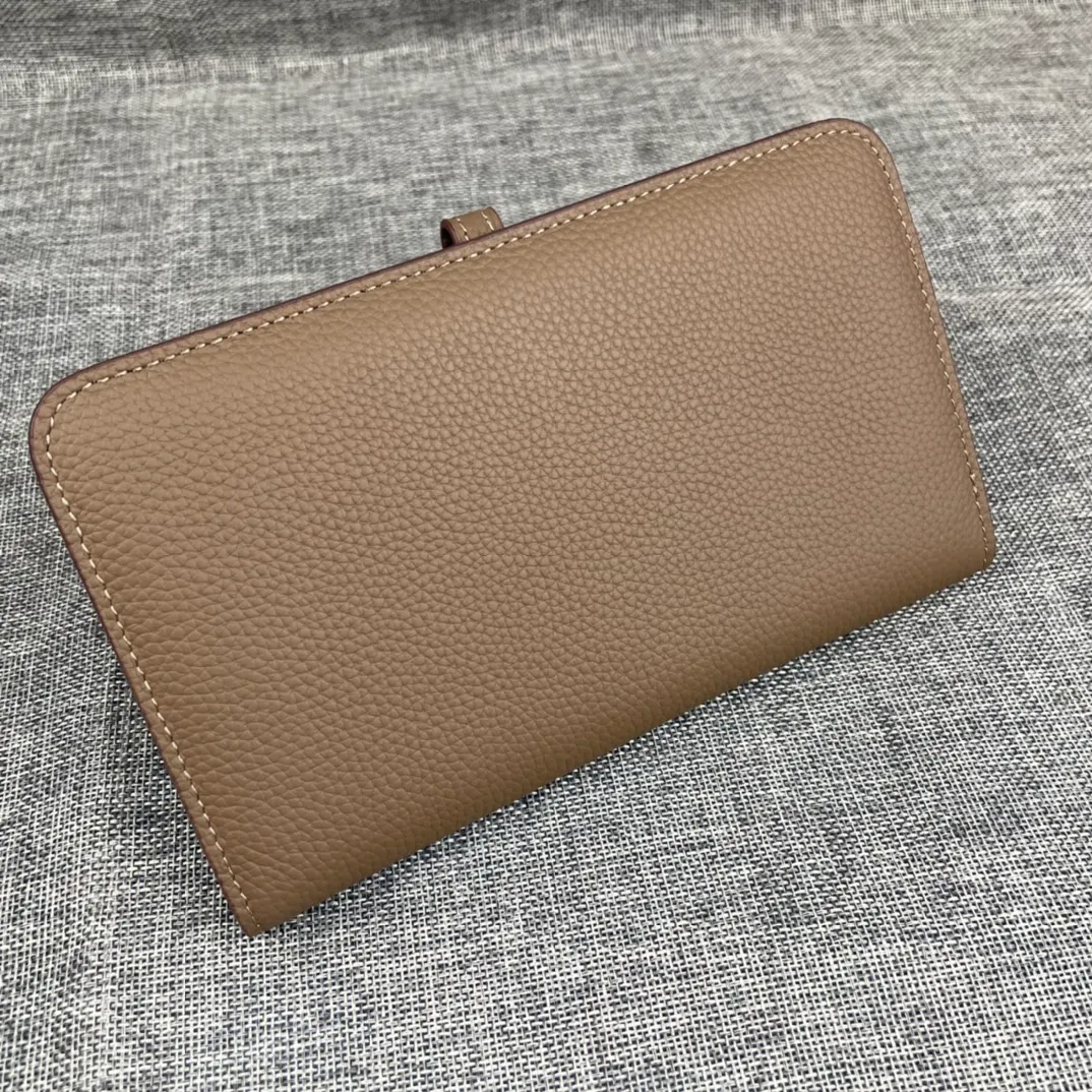 Original quality, p300💰 Hermès Dogon Duo detachable wallet Model: 533 silver buckle Made of togo calfskin, with original OEM code inside💄 Exquisite workmanship, 8 card slots, 1 banknote pocket, 2 additional pockets, a detachable coin purse and palladium-plated saddle nail lock Size: 20.1cm*12.5cm