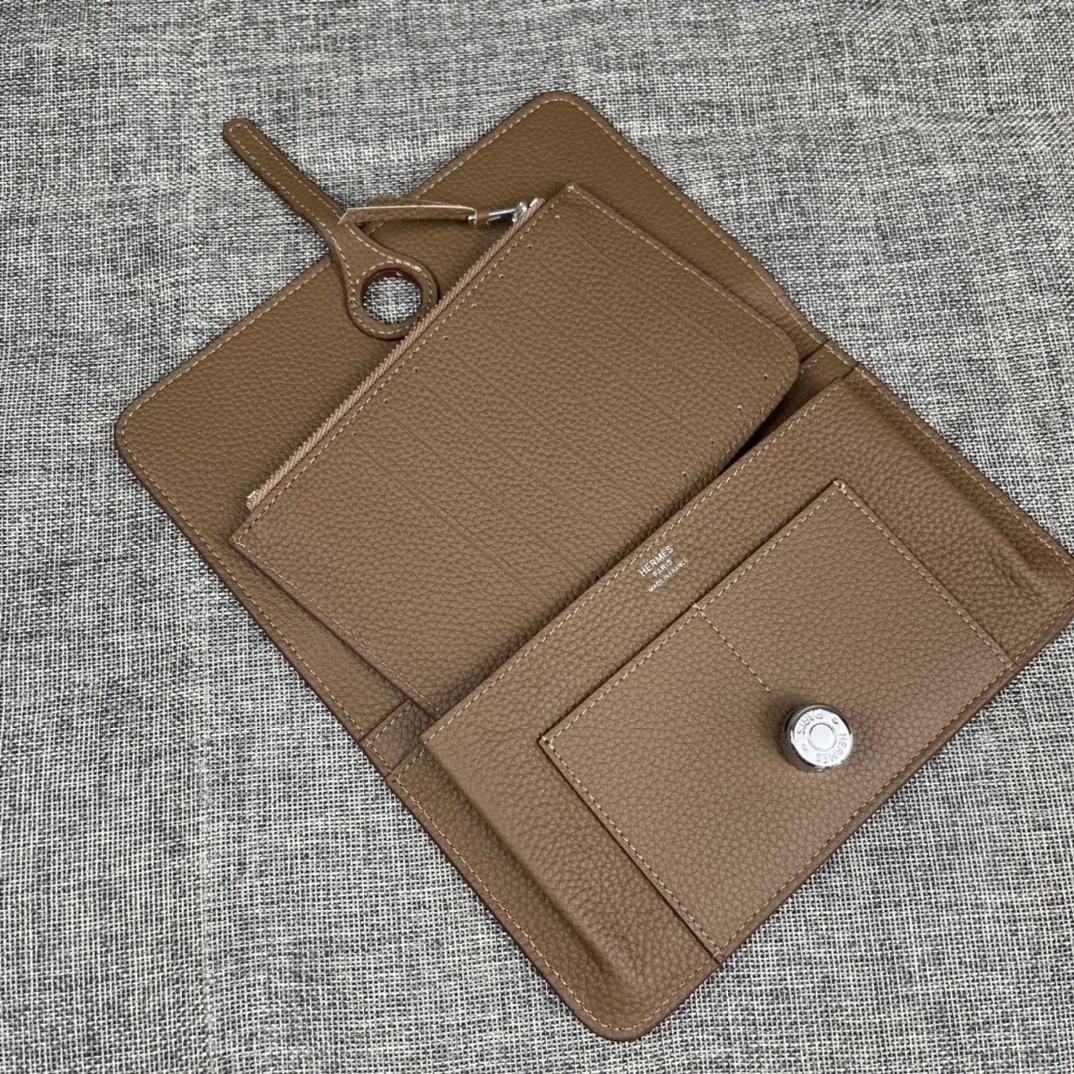 Original quality, p300💰 Hermès Dogon Duo detachable wallet Model: 533 silver buckle Made of togo calfskin, with original OEM code inside💄 Exquisite workmanship, 8 card slots, 1 banknote pocket, 2 additional pockets, a detachable coin purse and palladium-plated saddle nail lock Size: 20.1cm*12.5cm