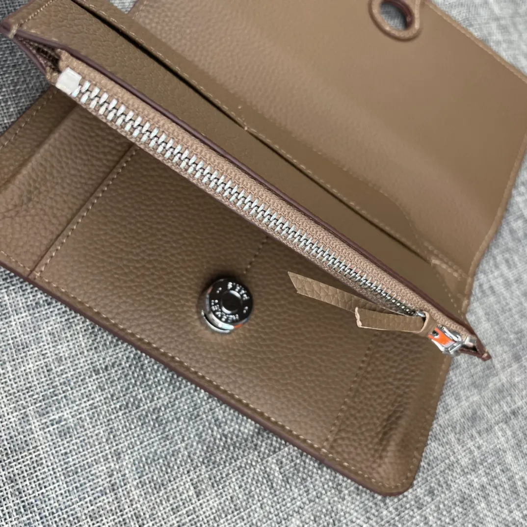 Original quality, p300💰 Hermès Dogon Duo detachable wallet Model: 533 silver buckle Made of togo calfskin, with original OEM code inside💄 Exquisite workmanship, 8 card slots, 1 banknote pocket, 2 additional pockets, a detachable coin purse and palladium-plated saddle nail lock Size: 20.1cm*12.5cm