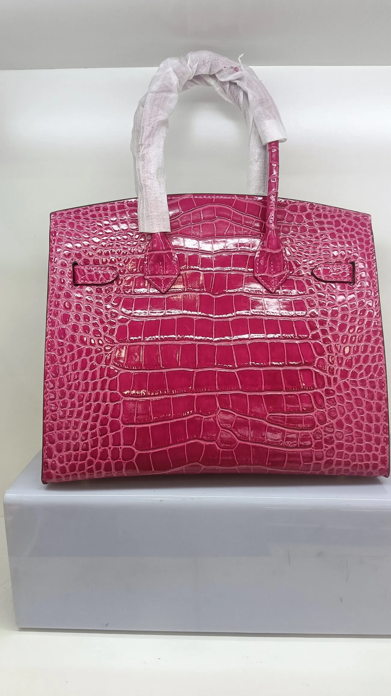 760💰 Crocodile pattern cowhide oil edge model: picture color, red, no holes, with long shoulder strap, size 30X13X26cm