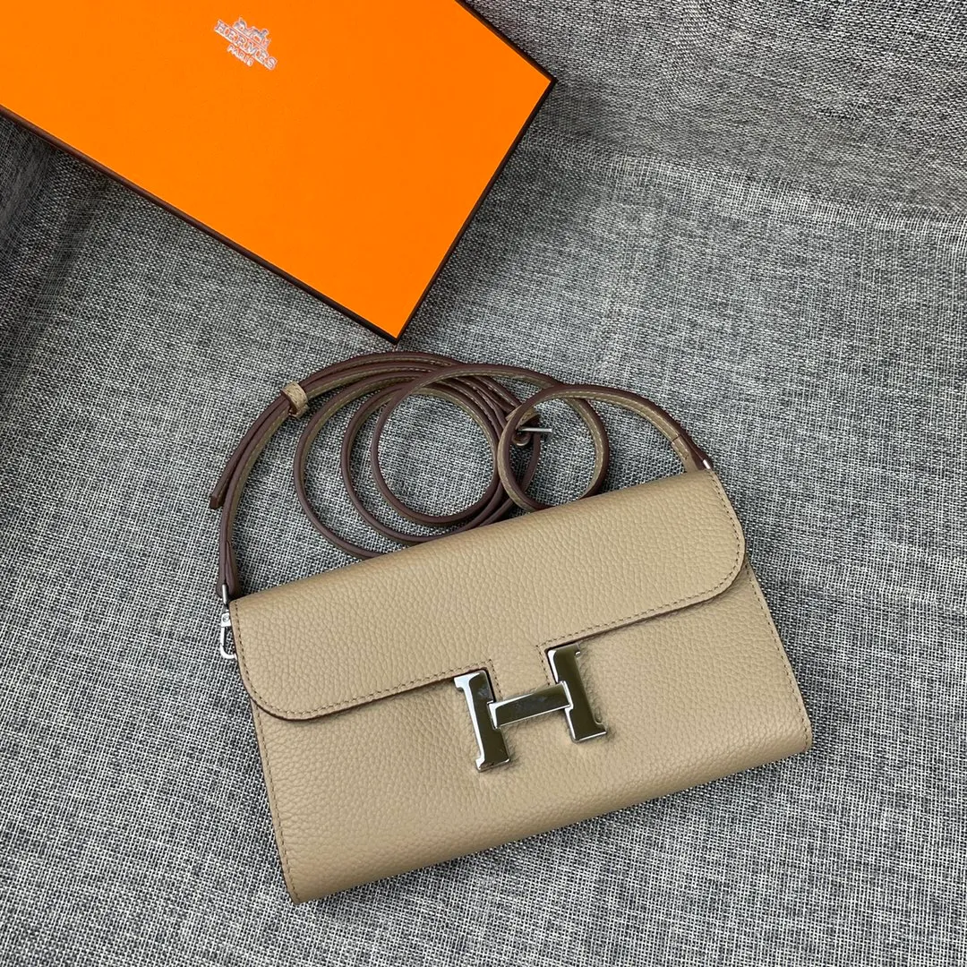 Hermes Constance p330💰 Hermes model: 9852 silver band togo leather size: 22*11cm 🇫🇷Overseas🇫🇷Imported Togo cowhide with original OEM code inside, soft and comfortable to the touch. The original replica is matched with silver hardware, exquisite and elegant, and the oil edge is straight and smooth🎈There are two large note slots, a zipper pocket, and 12 card slots🚚The shoulder strap is adjustable