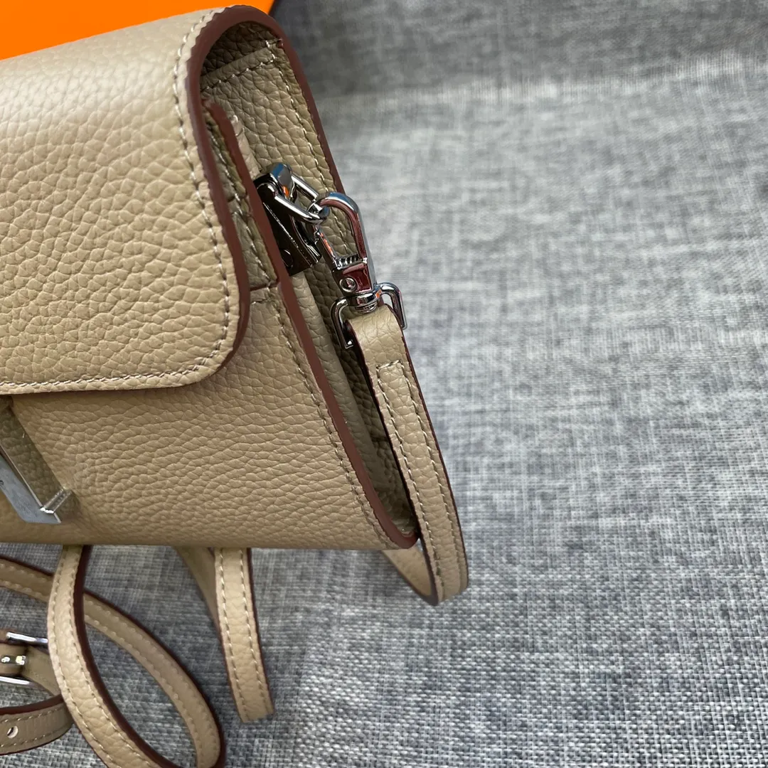 Hermes Constance p330💰 Hermes model: 9852 silver band togo leather size: 22*11cm 🇫🇷Overseas🇫🇷Imported Togo cowhide with original OEM code inside, soft and comfortable to the touch. The original replica is matched with silver hardware, exquisite and elegant, and the oil edge is straight and smooth🎈There are two large note slots, a zipper pocket, and 12 card slots🚚The shoulder strap is adjustable