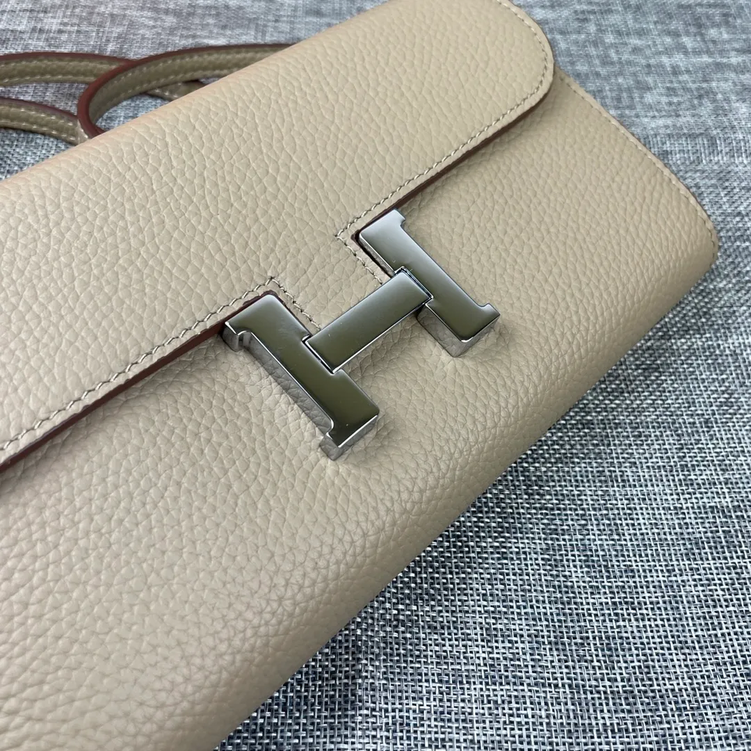 Hermes Constance p330💰 Hermes model: 9852 silver band togo leather size: 22*11cm 🇫🇷Overseas🇫🇷Imported Togo cowhide with original OEM code inside, soft and comfortable to the touch. The original replica is matched with silver hardware, exquisite and elegant, and the oil edge is straight and smooth🎈There are two large note slots, a zipper pocket, and 12 card slots🚚The shoulder strap is adjustable