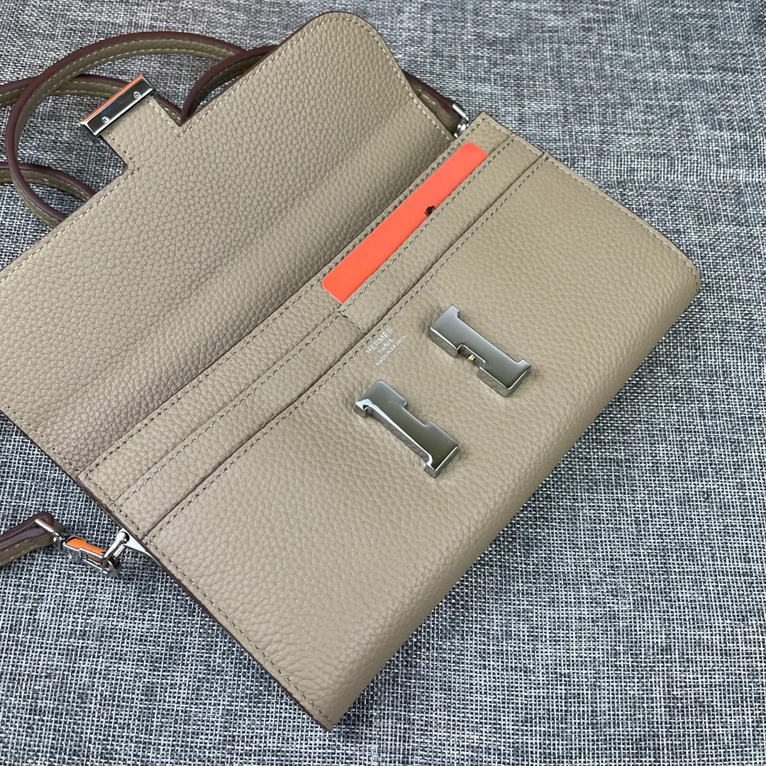 Hermes Constance p330💰 Hermes model: 9852 silver band togo leather size: 22*11cm 🇫🇷Overseas🇫🇷Imported Togo cowhide with original OEM code inside, soft and comfortable to the touch. The original replica is matched with silver hardware, exquisite and elegant, and the oil edge is straight and smooth🎈There are two large note slots, a zipper pocket, and 12 card slots🚚The shoulder strap is adjustable