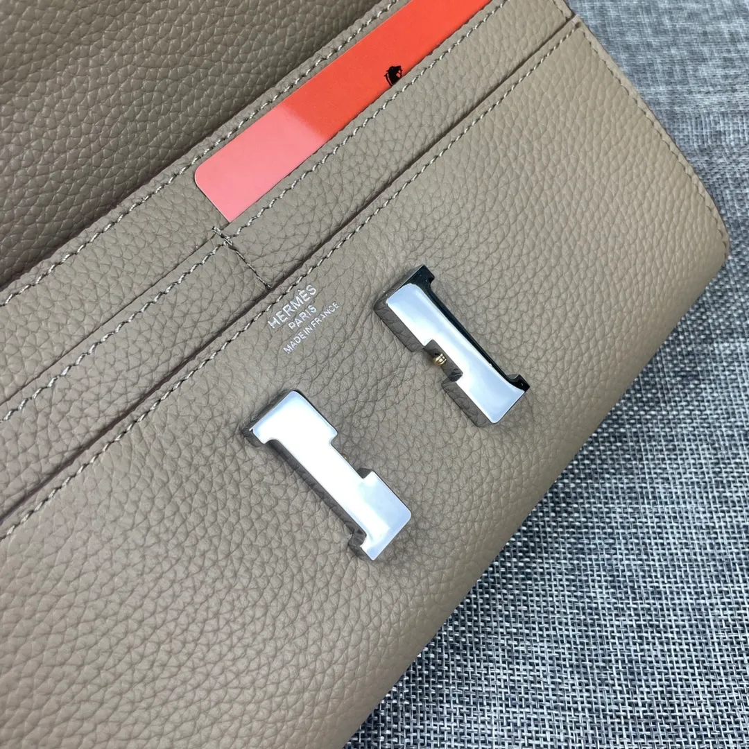 Hermes Constance p330💰 Hermes model: 9852 silver band togo leather size: 22*11cm 🇫🇷Overseas🇫🇷Imported Togo cowhide with original OEM code inside, soft and comfortable to the touch. The original replica is matched with silver hardware, exquisite and elegant, and the oil edge is straight and smooth🎈There are two large note slots, a zipper pocket, and 12 card slots🚚The shoulder strap is adjustable