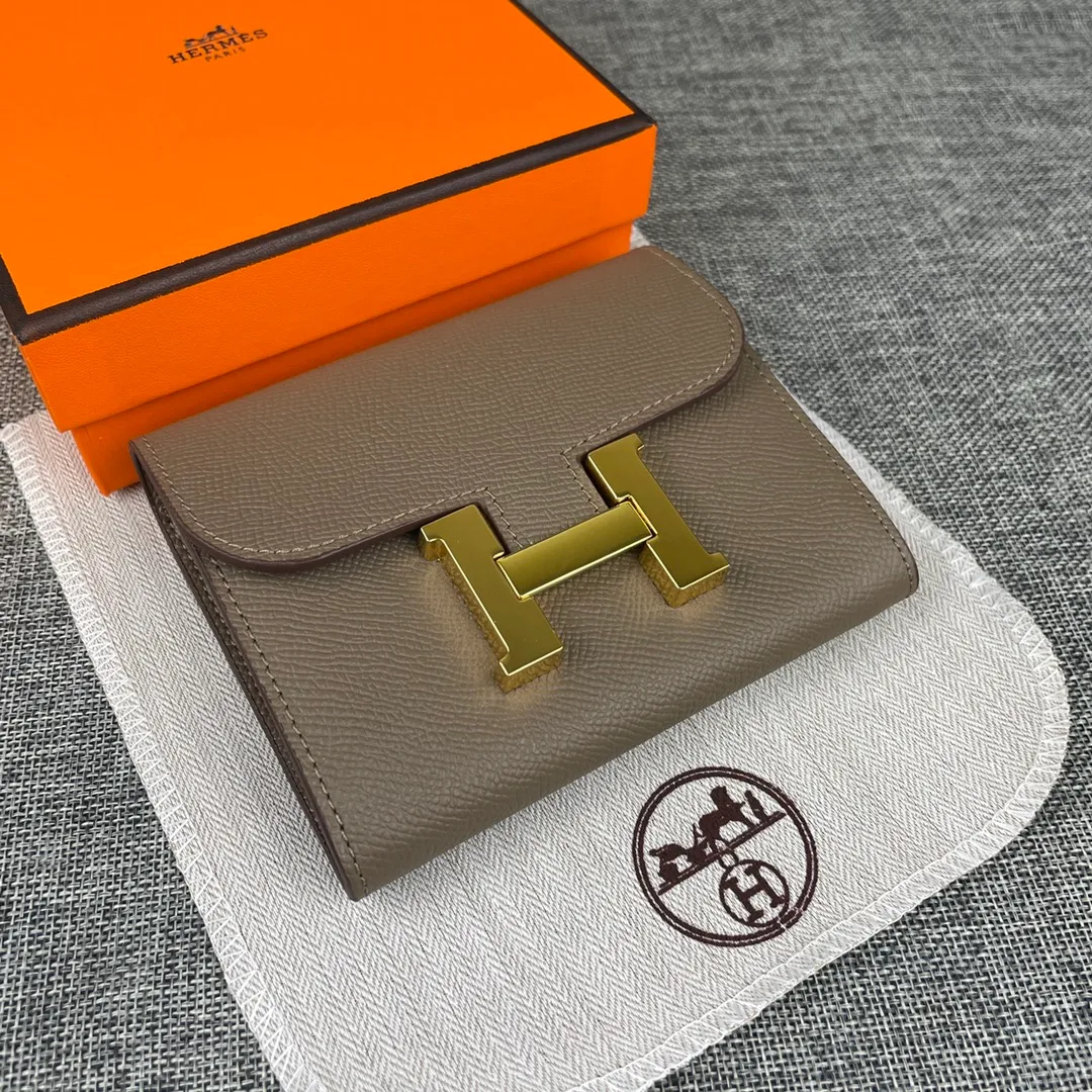 Hermes Constance p250💰 Model: 537 palm pattern gold buckle size: 13*11.8cm. Hermes🇫🇷overseas🇫🇷Imported T palm pattern cowhide, soft and comfortable to the touch. The original replica is matched with gold hardware, exquisite and elegant, and has the original OEM code inside. The oil edges are straight and smooth🎈There are two cash slots, a zipper pocket, and 3 card slots inside🚚