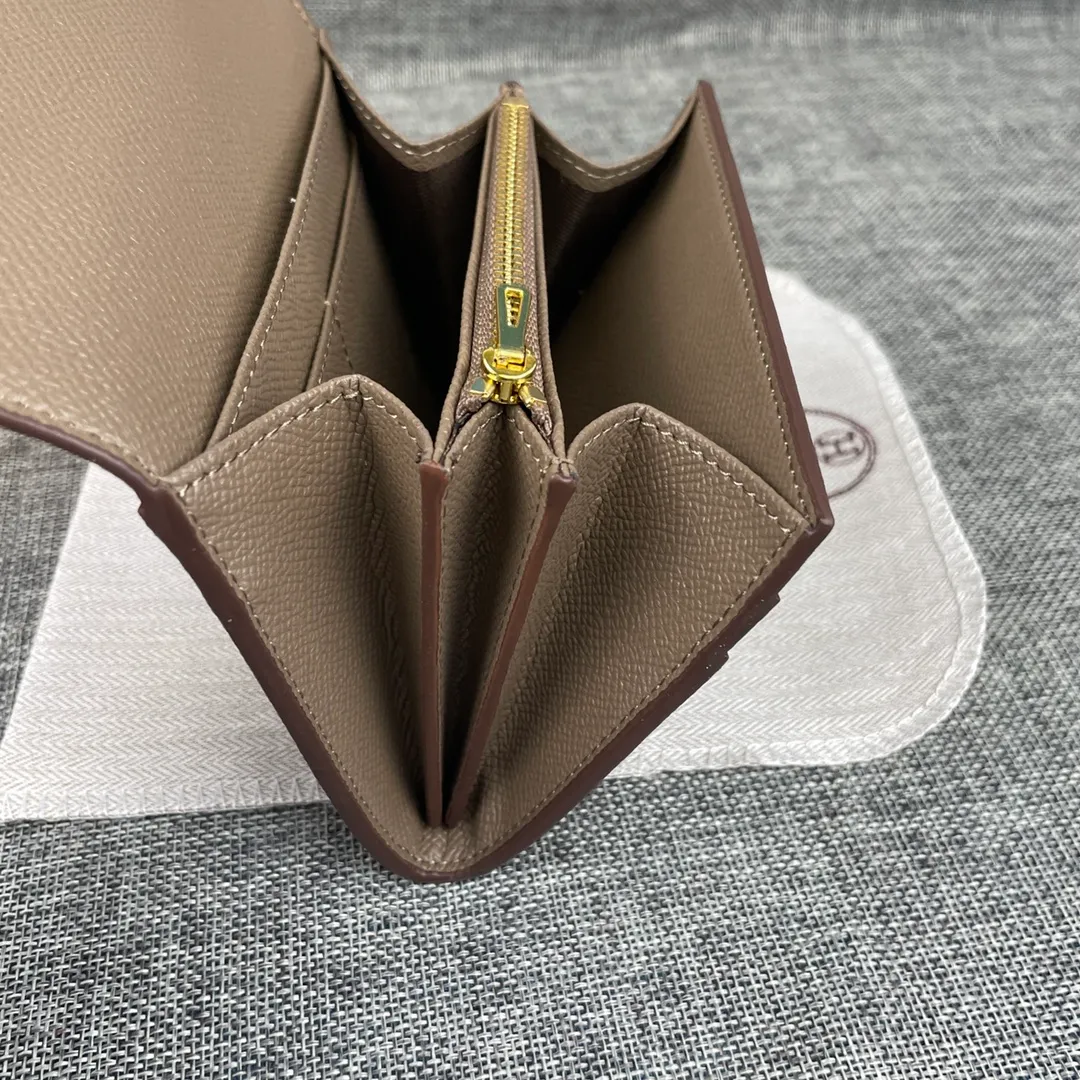 Hermes Constance p250💰 Model: 537 palm pattern gold buckle size: 13*11.8cm. Hermes🇫🇷overseas🇫🇷Imported T palm pattern cowhide, soft and comfortable to the touch. The original replica is matched with gold hardware, exquisite and elegant, and has the original OEM code inside. The oil edges are straight and smooth🎈There are two cash slots, a zipper pocket, and 3 card slots inside🚚