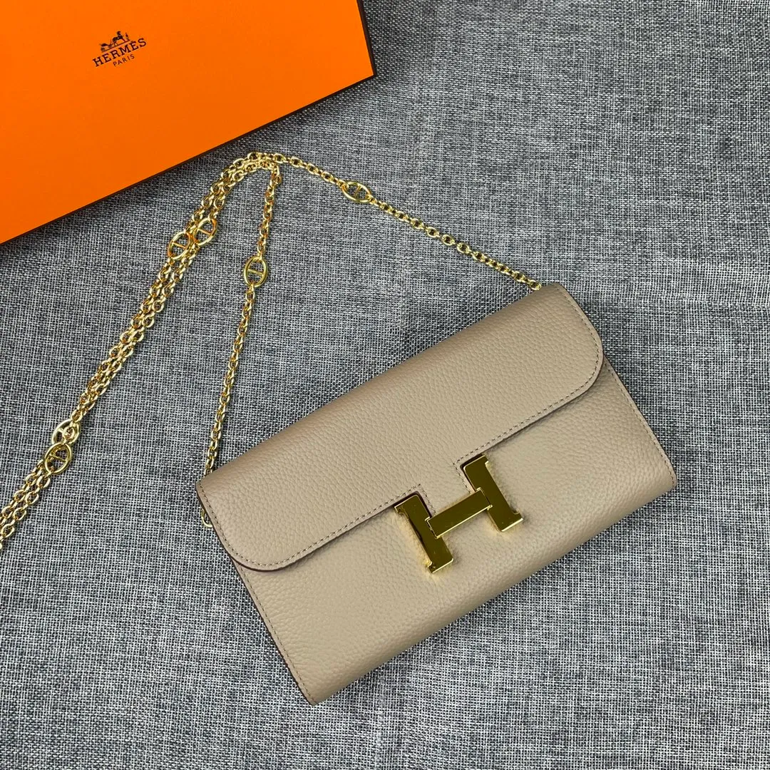 Hermes Constance p310💰 Hermes model: 9852 gold chain togo leather size: 22*11cm 🇫🇷Overseas🇫🇷Imported Togo cowhide, with original OEM code inside, soft and comfortable to the touch. The original replica is matched with silver hardware, exquisite and elegant, and the oil edge is straight and smooth🎈There are two large note slots, a zipper pocket, and 12 card slots🚚The gold chain is 120cm long