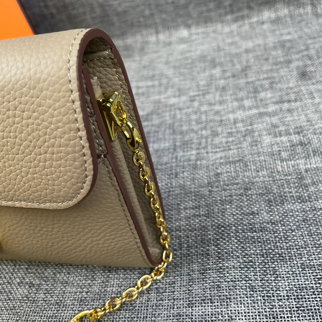 Hermes Constance p310💰 Hermes model: 9852 gold chain togo leather size: 22*11cm 🇫🇷Overseas🇫🇷Imported Togo cowhide, with original OEM code inside, soft and comfortable to the touch. The original replica is matched with silver hardware, exquisite and elegant, and the oil edge is straight and smooth🎈There are two large note slots, a zipper pocket, and 12 card slots🚚The gold chain is 120cm long