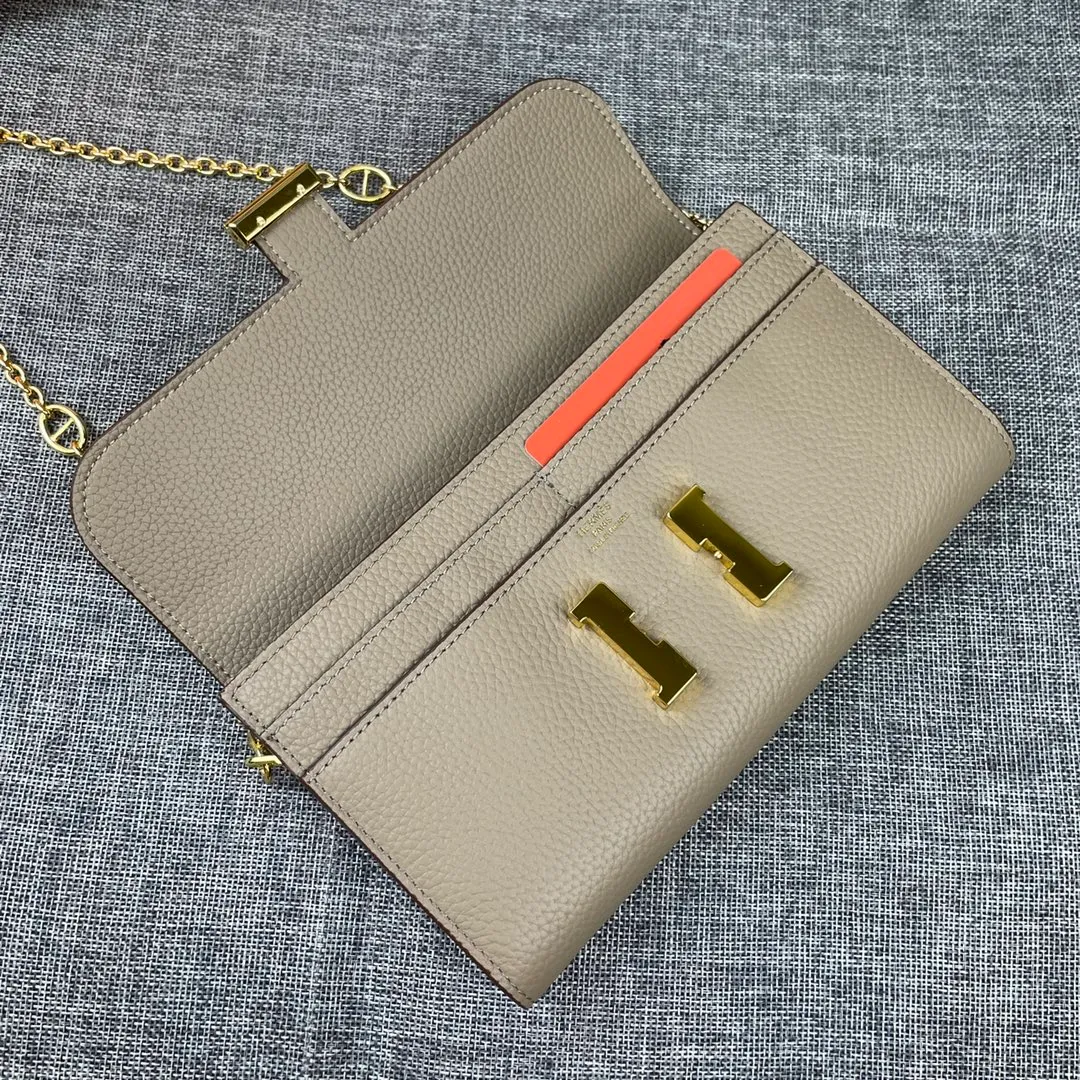 Hermes Constance p310💰 Hermes model: 9852 gold chain togo leather size: 22*11cm 🇫🇷Overseas🇫🇷Imported Togo cowhide, with original OEM code inside, soft and comfortable to the touch. The original replica is matched with silver hardware, exquisite and elegant, and the oil edge is straight and smooth🎈There are two large note slots, a zipper pocket, and 12 card slots🚚The gold chain is 120cm long