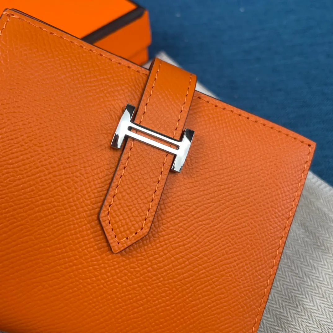 [Hermes original order] p230💰 Hermès new solid color leather pocket vertical wallet 💋Counter copy, original hardware, original OEM code inside 💋Soft feel 🎉Oil edges are straight and smooth, compare with the counter 💋Material: imported palm print cowhide 💋Size: 10*12CM. 💋Model: 5120 palm print