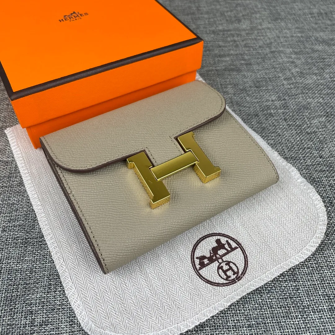 Hermes Constance p250💰 Model: 537 palm pattern gold buckle size: 13*11.8cm. Hermes🇫🇷overseas🇫🇷Imported T palm pattern cowhide, soft and comfortable to the touch. The original replica is matched with gold hardware, exquisite and elegant, and has the original OEM code inside. The oil edges are straight and smooth🎈There are two cash slots, a zipper pocket, and 3 card slots inside🚚