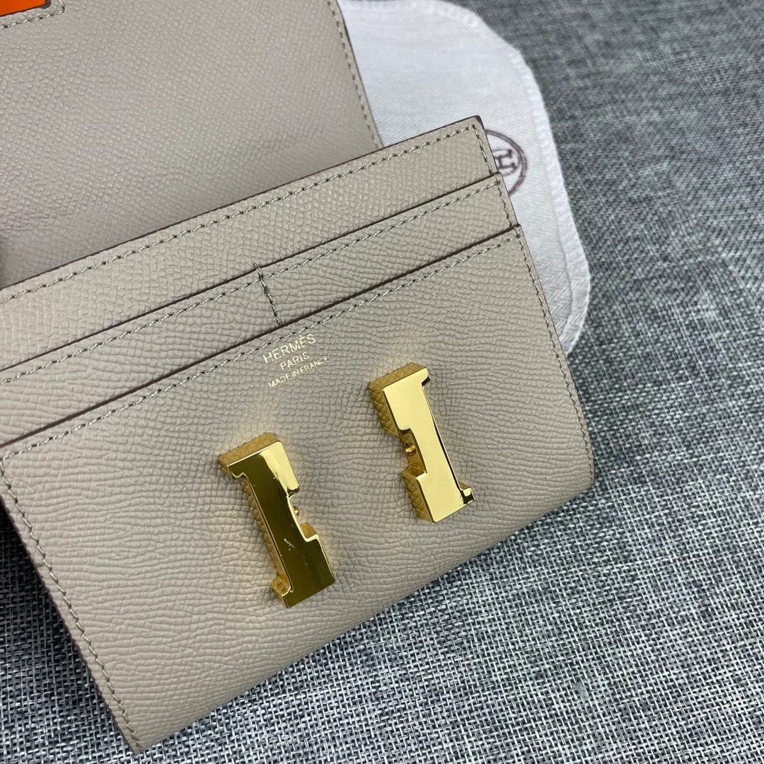 Hermes Constance p250💰 Model: 537 palm pattern gold buckle size: 13*11.8cm. Hermes🇫🇷overseas🇫🇷Imported T palm pattern cowhide, soft and comfortable to the touch. The original replica is matched with gold hardware, exquisite and elegant, and has the original OEM code inside. The oil edges are straight and smooth🎈There are two cash slots, a zipper pocket, and 3 card slots inside🚚