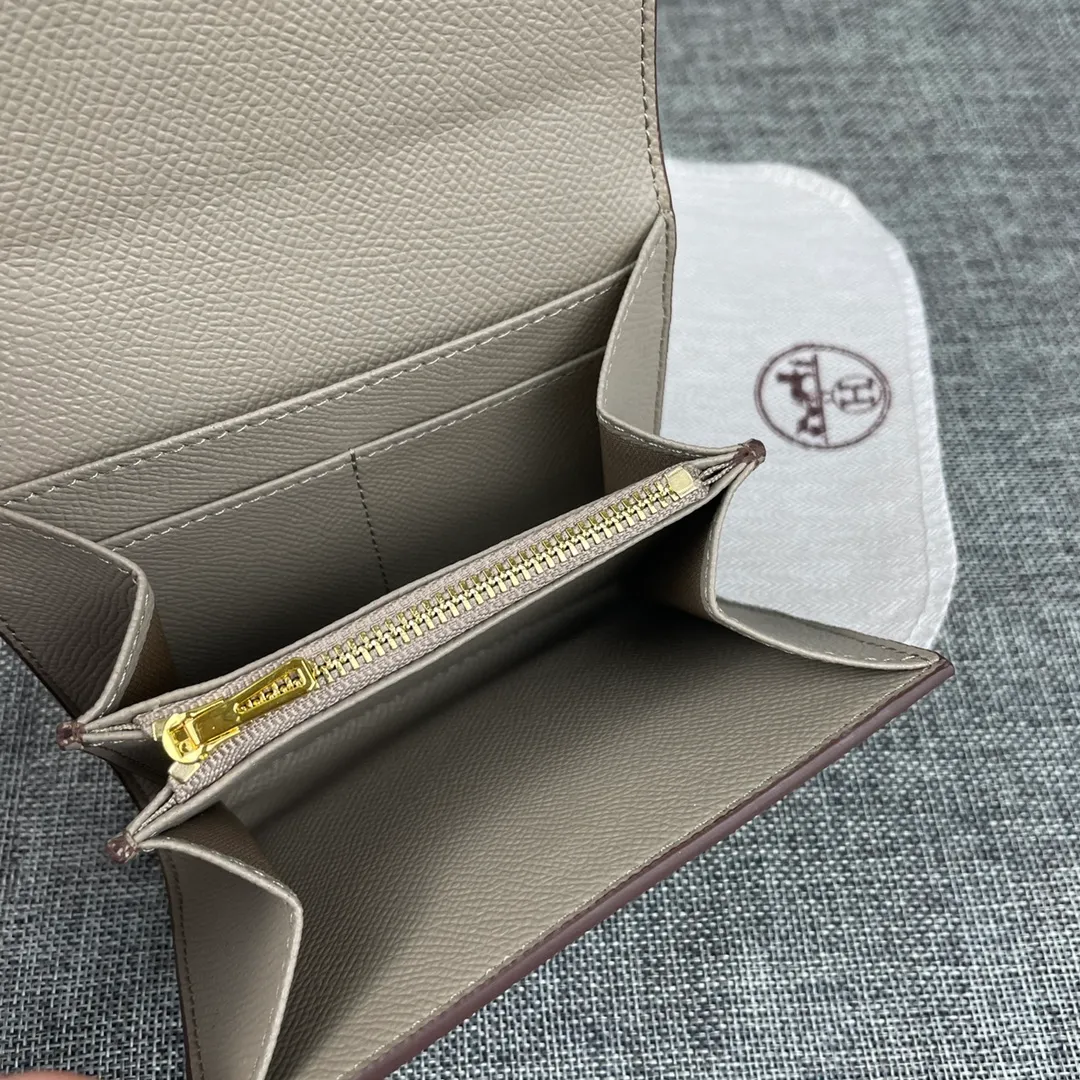 Hermes Constance p250💰 Model: 537 palm pattern gold buckle size: 13*11.8cm. Hermes🇫🇷overseas🇫🇷Imported T palm pattern cowhide, soft and comfortable to the touch. The original replica is matched with gold hardware, exquisite and elegant, and has the original OEM code inside. The oil edges are straight and smooth🎈There are two cash slots, a zipper pocket, and 3 card slots inside🚚