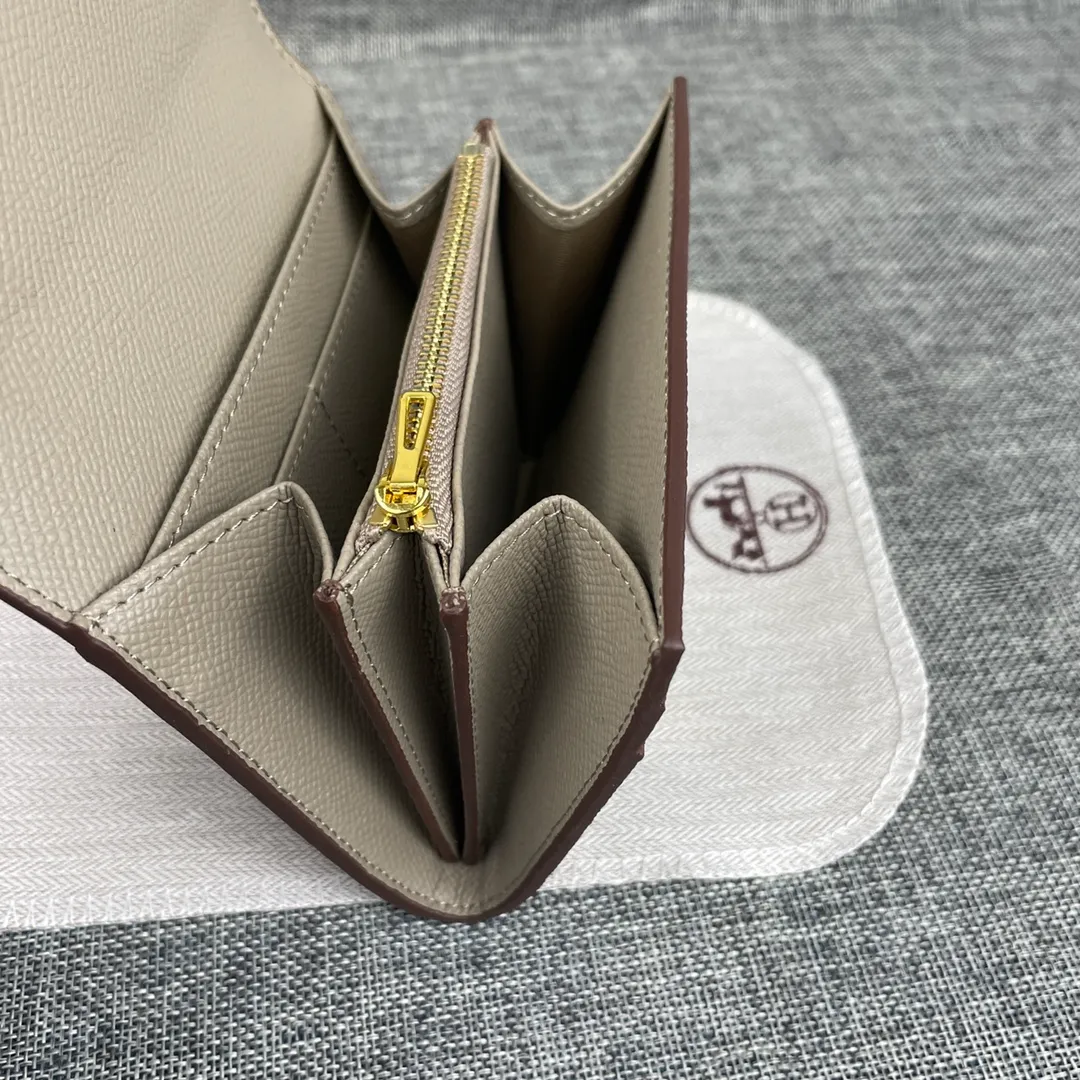 Hermes Constance p250💰 Model: 537 palm pattern gold buckle size: 13*11.8cm. Hermes🇫🇷overseas🇫🇷Imported T palm pattern cowhide, soft and comfortable to the touch. The original replica is matched with gold hardware, exquisite and elegant, and has the original OEM code inside. The oil edges are straight and smooth🎈There are two cash slots, a zipper pocket, and 3 card slots inside🚚