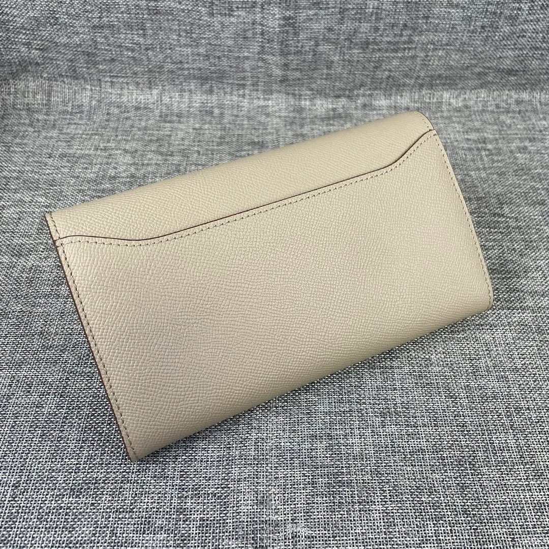 Hermes Constance original order p290💰 Model: 539 palm print silver buckle size: 22*11cm Hermes🇫🇷overseas🇫🇷 imported cowhide, soft and comfortable to the touch. Counter version, OEM code inside, original replica with gold hardware, exquisite and elegant, oil edge is straight and smooth🎈There are two large note slots, a zipper pocket, and 12 card slots🚚