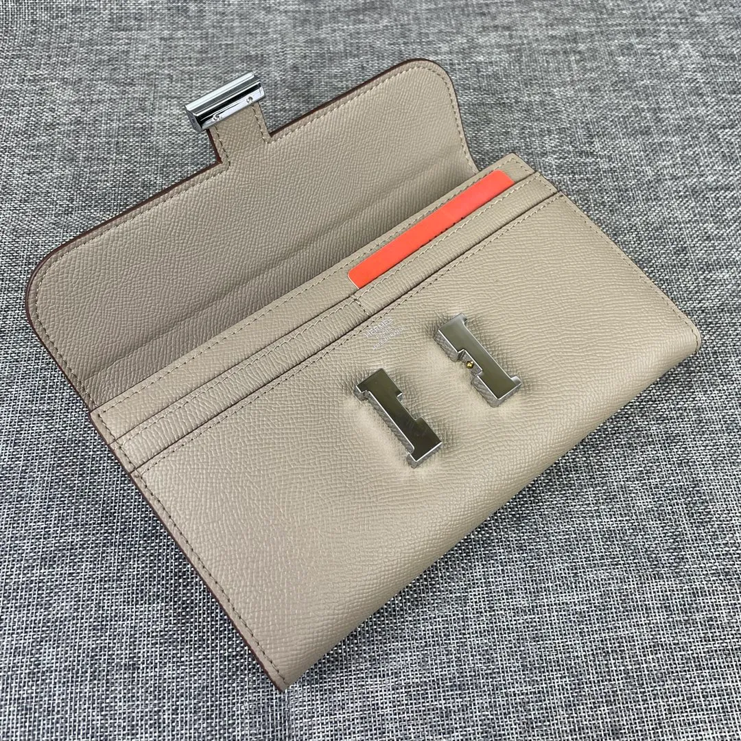 Hermes Constance original order p290💰 Model: 539 palm print silver buckle size: 22*11cm Hermes🇫🇷overseas🇫🇷 imported cowhide, soft and comfortable to the touch. Counter version, OEM code inside, original replica with gold hardware, exquisite and elegant, oil edge is straight and smooth🎈There are two large note slots, a zipper pocket, and 12 card slots🚚