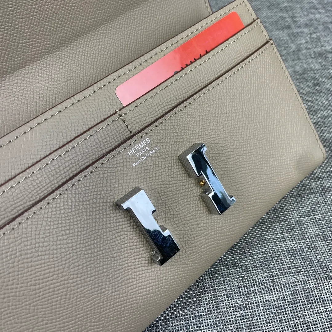 Hermes Constance original order p290💰 Model: 539 palm print silver buckle size: 22*11cm Hermes🇫🇷overseas🇫🇷 imported cowhide, soft and comfortable to the touch. Counter version, OEM code inside, original replica with gold hardware, exquisite and elegant, oil edge is straight and smooth🎈There are two large note slots, a zipper pocket, and 12 card slots🚚