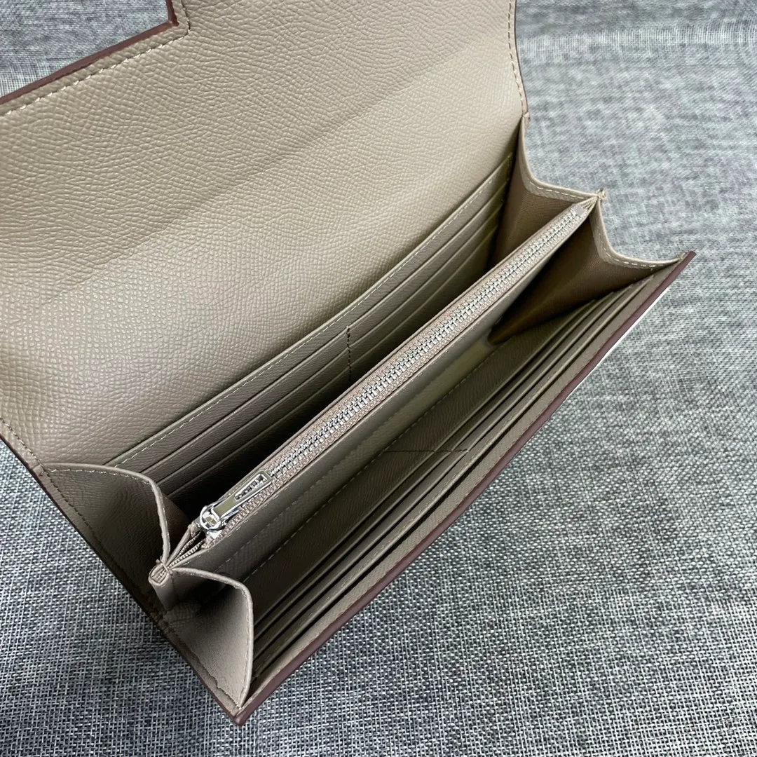 Hermes Constance original order p290💰 Model: 539 palm print silver buckle size: 22*11cm Hermes🇫🇷overseas🇫🇷 imported cowhide, soft and comfortable to the touch. Counter version, OEM code inside, original replica with gold hardware, exquisite and elegant, oil edge is straight and smooth🎈There are two large note slots, a zipper pocket, and 12 card slots🚚