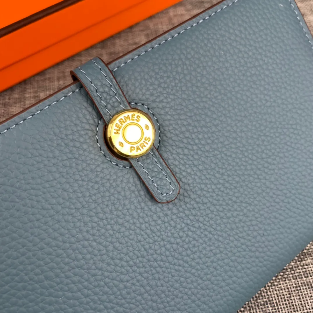 Original quality, p300💰 Hermès Dogon Duo detachable wallet Model: 533 gold buckle Made of Togo calfskin, with original OEM code inside💄 Exquisite workmanship, 8 card slots, 1 bill pocket, 2 extra pockets, a detachable coin purse and palladium-plated saddle nail lock Size: 20.1cm*12.5cm