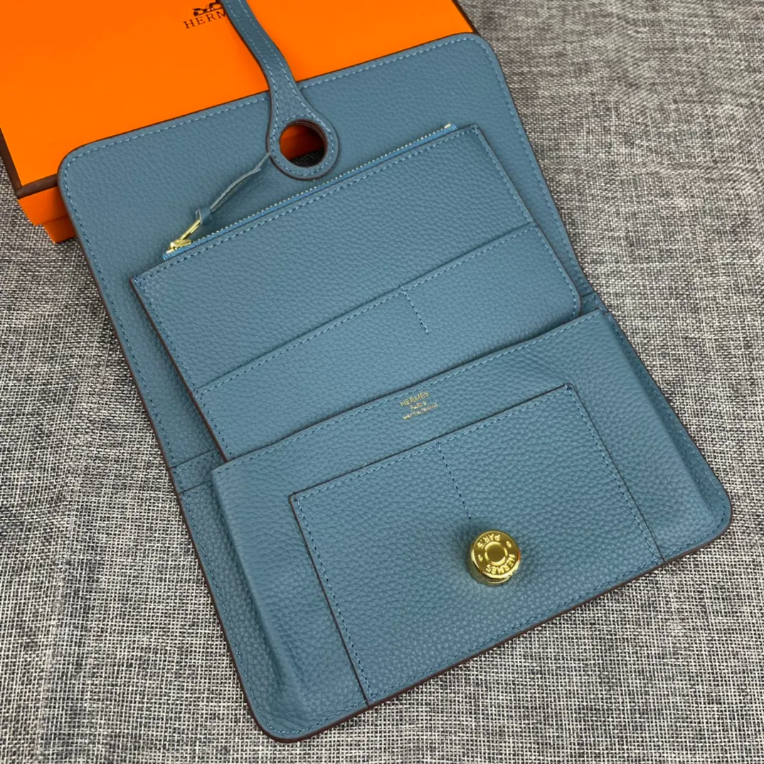 Original quality, p300💰 Hermès Dogon Duo detachable wallet Model: 533 gold buckle Made of Togo calfskin, with original OEM code inside💄 Exquisite workmanship, 8 card slots, 1 bill pocket, 2 extra pockets, a detachable coin purse and palladium-plated saddle nail lock Size: 20.1cm*12.5cm