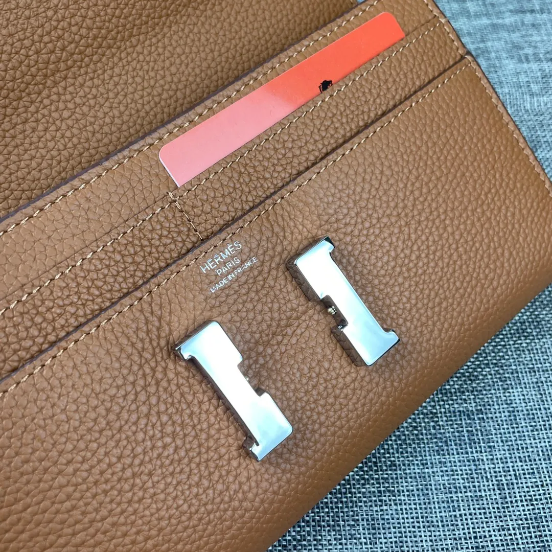 Hermes Constance p330💰 Hermes model: 9852 silver band togo leather size: 22*11cm 🇫🇷Overseas🇫🇷Imported Togo cowhide with original OEM code inside, soft and comfortable to the touch. The original replica is matched with silver hardware, exquisite and elegant, and the oil edge is straight and smooth🎈There are two large note slots, a zipper pocket, and 12 card slots🚚The shoulder strap is adjustable