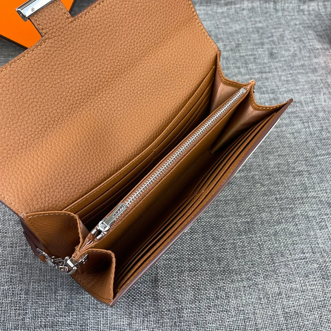 Hermes Constance p330💰 Hermes model: 9852 silver band togo leather size: 22*11cm 🇫🇷Overseas🇫🇷Imported Togo cowhide with original OEM code inside, soft and comfortable to the touch. The original replica is matched with silver hardware, exquisite and elegant, and the oil edge is straight and smooth🎈There are two large note slots, a zipper pocket, and 12 card slots🚚The shoulder strap is adjustable