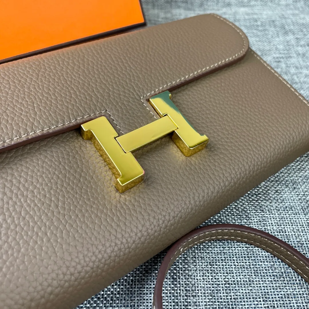 Hermes Constance p330💰 Hermes model: 9852 gold belt togo leather size: 22*11cm 🇫🇷Overseas🇫🇷Imported Togo cowhide, with original OEM code inside, soft and comfortable to the touch. The original replica is matched with silver hardware, exquisite and elegant, and the oil edge is straight and smooth🎈There are two large note slots, a zipper pocket, and 12 card slots🚚The shoulder strap is adjustable