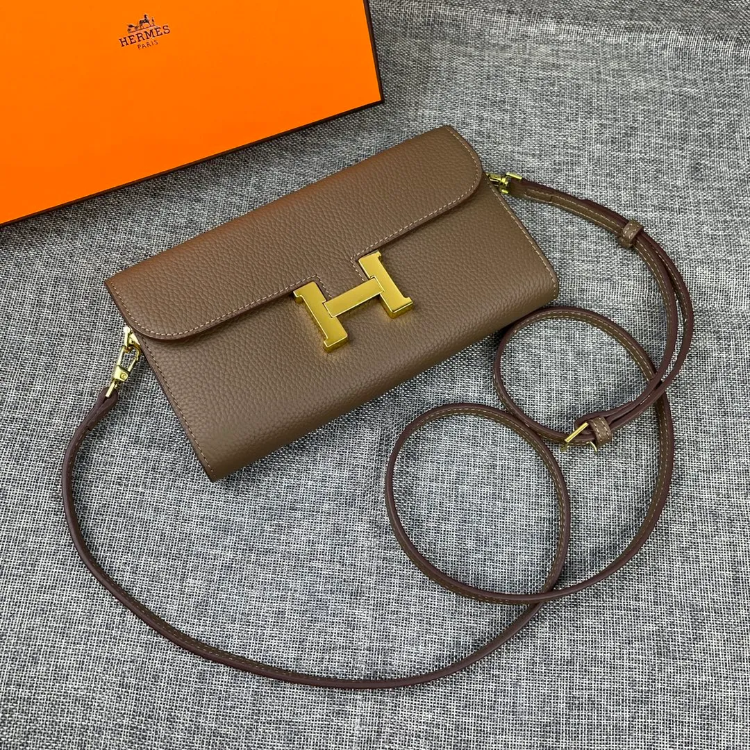 Hermes Constance p330💰 Hermes model: 9852 gold belt togo leather size: 22*11cm 🇫🇷Overseas🇫🇷Imported Togo cowhide, with original OEM code inside, soft and comfortable to the touch. The original replica is matched with silver hardware, exquisite and elegant, and the oil edge is straight and smooth🎈There are two large note slots, a zipper pocket, and 12 card slots🚚The shoulder strap is adjustable