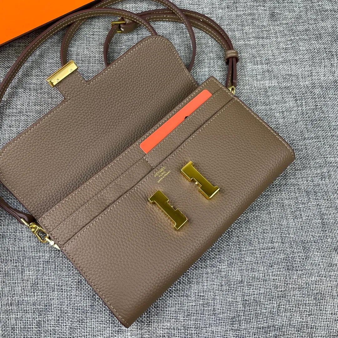 Hermes Constance p330💰 Hermes model: 9852 gold belt togo leather size: 22*11cm 🇫🇷Overseas🇫🇷Imported Togo cowhide, with original OEM code inside, soft and comfortable to the touch. The original replica is matched with silver hardware, exquisite and elegant, and the oil edge is straight and smooth🎈There are two large note slots, a zipper pocket, and 12 card slots🚚The shoulder strap is adjustable