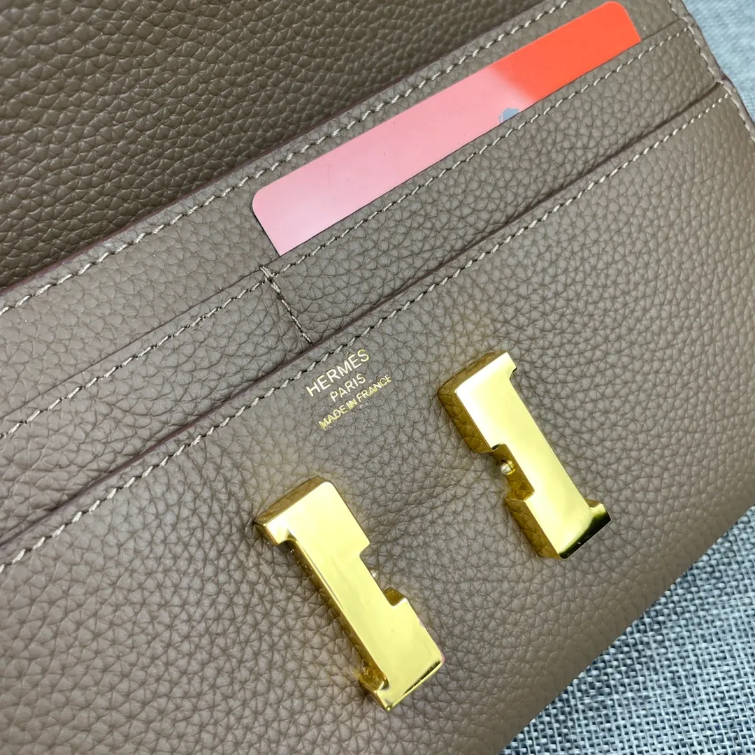 Hermes Constance p330💰 Hermes model: 9852 gold belt togo leather size: 22*11cm 🇫🇷Overseas🇫🇷Imported Togo cowhide, with original OEM code inside, soft and comfortable to the touch. The original replica is matched with silver hardware, exquisite and elegant, and the oil edge is straight and smooth🎈There are two large note slots, a zipper pocket, and 12 card slots🚚The shoulder strap is adjustable