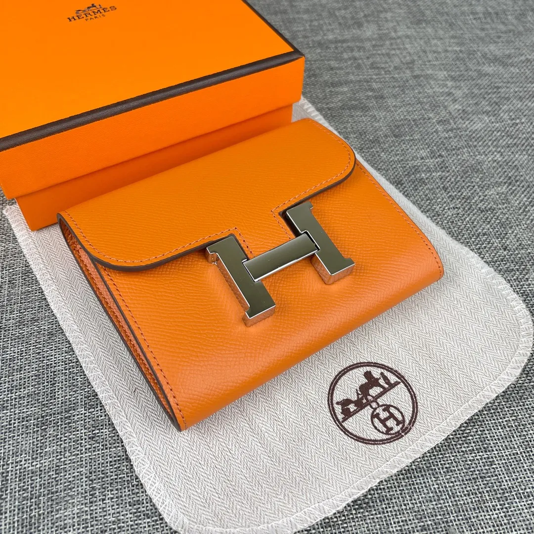 Hermes Constance p250💰 Model: 537 Palm pattern silver buckle Size: 13*11.8cm. Hermes🇫🇷Overseas🇫🇷Imported palm pattern cowhide, soft and comfortable to the touch. The original replica is matched with silver hardware, exquisite and elegant, and has the original OEM code inside. The oil edges are straight and smooth🎈There are two cash slots, a zipper pocket, and 3 card slots🚚